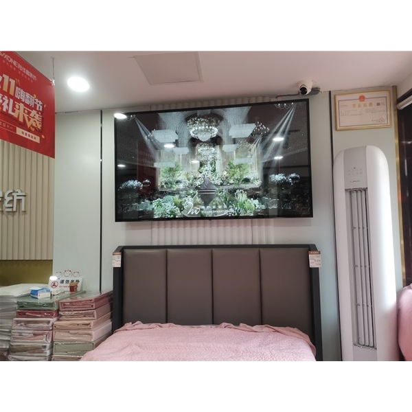 合肥高劉家紡店采購我司一臺75寸壁掛廣告機